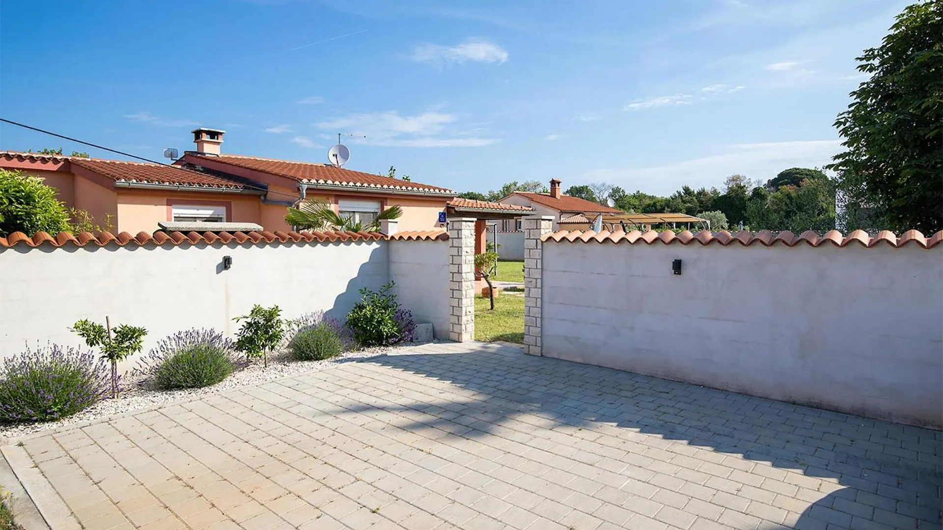 Beautiful Home In Valbandon With Kitchen Holiday home