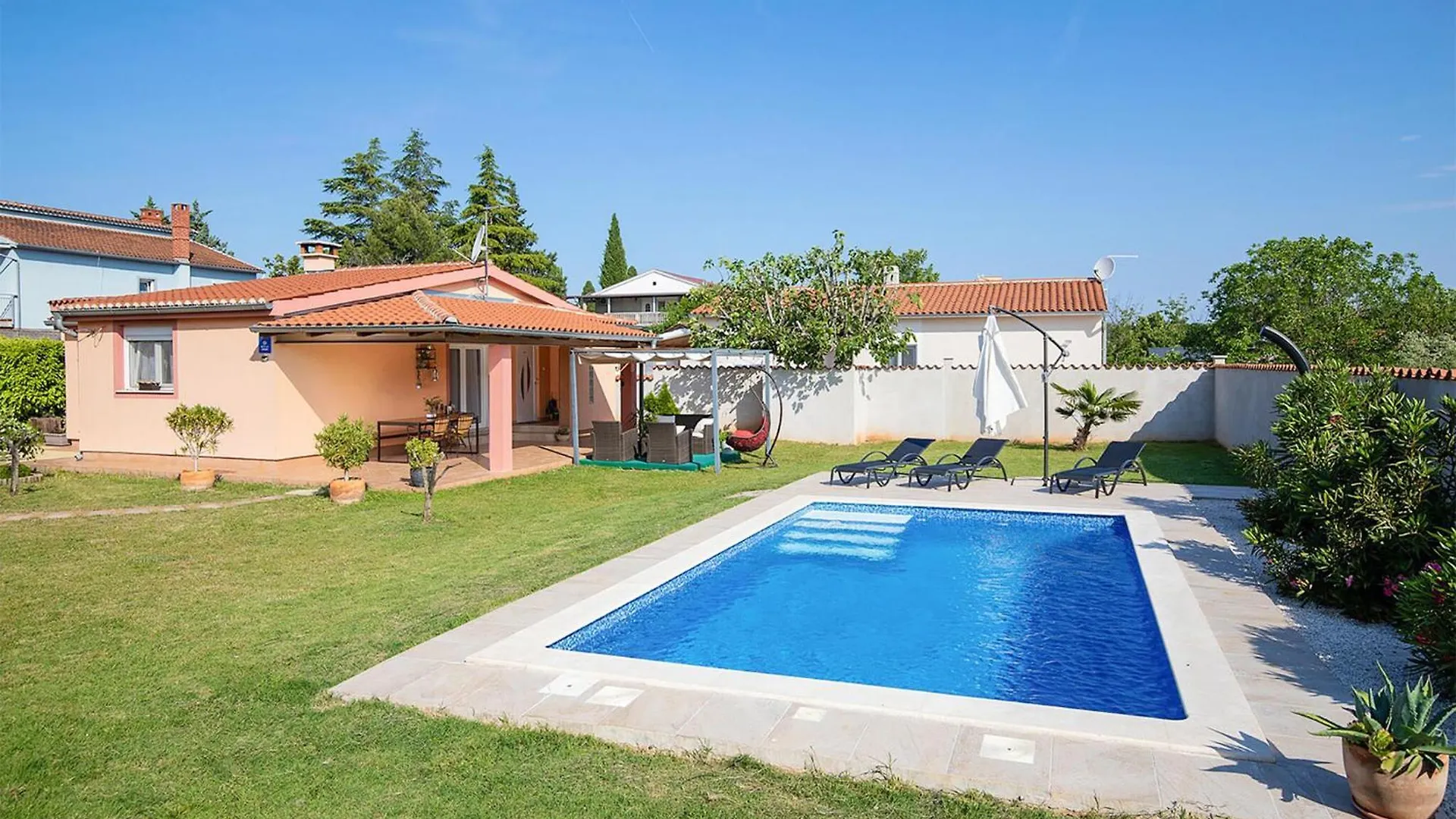 Beautiful Home In Valbandon With Kitchen contacts
